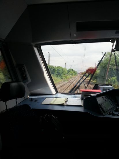 Wie gesagt, dieses Bild stammt von der Woche nach meiner Radferntour. Bedingt durch die Darstellung auf umdiewelt.de kann das Bild nur grob mit der Bildschirmlupe gezoomt werden. Ich hab's nicht extra probiert, aber vielleicht hilft auch abspeichern und anschließendes Vergrößern. Auf jeden Fall erkennt man am linken Rand der Frontscheibe des IC-Steuerwagens einen kleinen dunklen Klecks am oberen Ende des Mastens. Dies ist ein einzelner Storch. Am folgenden Masten in etwa halber Höhe der Frontscheibe sieht man einen großen dunklen Punkt. Dies ist ein Storchennest. Beim Vorbeifahren hat man deutlich die Storchenfamilie gesehen. und nochmal etwas weiter (ohne Foto, weils zu schnell kam) auf der Dachkante eines Gewerbebetriebes mindestens zehn Störche nebeneinander. Das Schnapp-Schuss-Foto klappte nur weil der Lokführer schon ein paar km vorher bemerkte, daß ich mit dem Handy Fotos und Videos in Fahrtrichtung machte und er mir die Glastrenntür zum Führerstand hin öffnete, damit ich weniger Reflexionen hatte. Daraufhin machte er mich auf die bald folgenden Störche aufmerksam. Aber daß die direkt neben der Strecke auf den Strommasten nisteten, wo Intercitys mit gut 140 km/h und Güterzüge zwar langsamer, aber dafür lauter ratternd vorbeirauschen und klappern, das hätte ich nicht geglaubt. Die haben die Ruhe weg, die Störche.