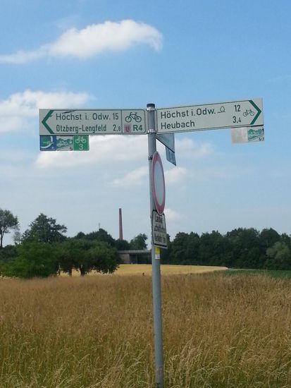 Höchst im Odenwald als Mindestziel. Nehm ich mal die rechte Streckenversion, da 3 km kürzer.