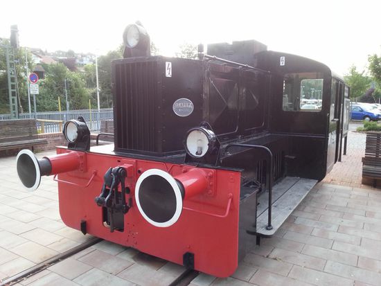 Technik-Denkmal am Bahnhof Erbach: Eine Köf (Kleinlokomotive mit Ölmotor) der Firma Deutz, Baujahr 1943 mit diesel-hydr. Antrieb und 150 PS Leistung.