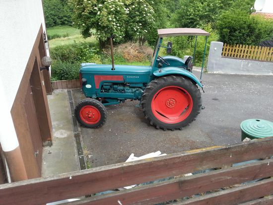 In der Ortschaft Ebersberg traf ich zuerst auf einen blitzblank herausgeputzten Hanomag-Veteran.