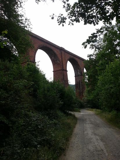 Bin zwar Hobby-Eisenbahner, aber mein Ausweich-Fahrweg von der B45 führte mich ungeplant zum Himbächel-Viadukt
