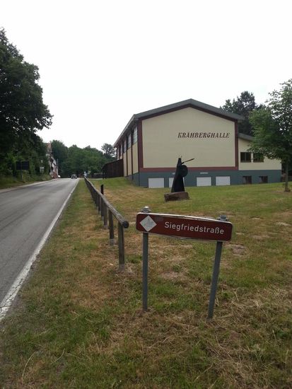 Am Anstieg in Hetzbach in Richtung Reußenkreuz. Die dunkle Skulptur vor der Krähberghalle soll Khan Attila darstellen.