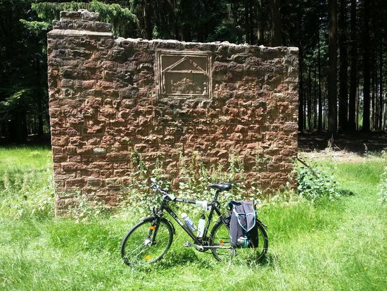 Alter römischer Wachtposten mit meinem "Kampfwagen" davor