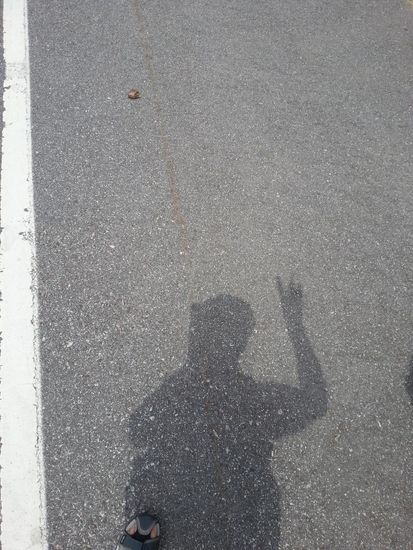 Ein schattiges Victory-Zeichen soll bedeuten: alle Systeme o.K., Spaßfaktor vom Feinsten !