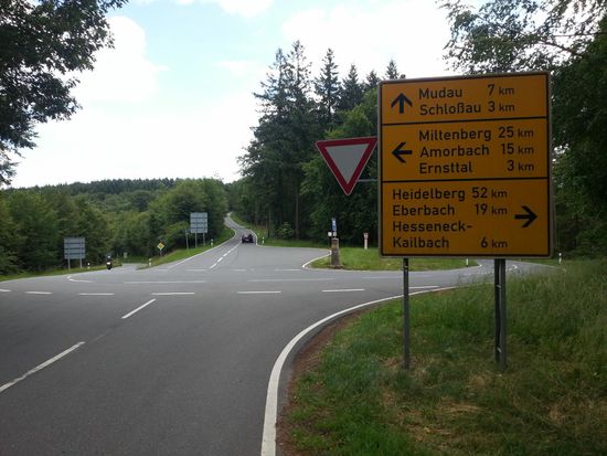 Nochmals zur Orientierung: rechts weg nach Kailbach, dann mein nächster Durchgangspunkt mit besonderem Geografie-Wechsel: Eberbach