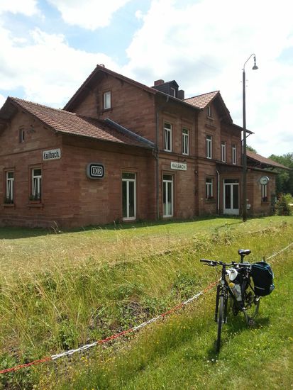 Kailbach, der Bahnhof auf der grünen Wiese, befindet sich in Privatbesitz. Deshalb auch hier noch das s/w-Emblem der Deutschen Bundesbahn am Gebäude. Auch der Bahnsteig auf dem sich mein Rad befindet, besteht aus grüner Natur. Hier besteht wirklich Prärie hoch drei ! Übrigens bin ich nicht mit der Odenwald-Bahn weitergeradelt, sondern weitergekurbelt.