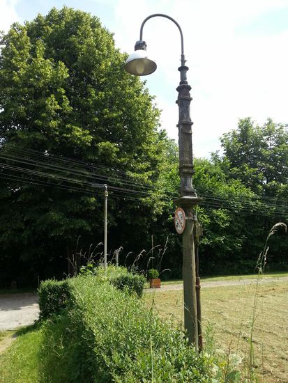 Am Zugang zum Bahnsteig befindet sich noch eine originelle, gußeiserne Straßenlaterne.
