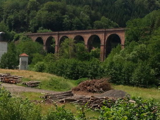 Kurz nach Kailbach noch einmal Eisenbahn-Nostalgie in Form eines imposanten Viaduktes.