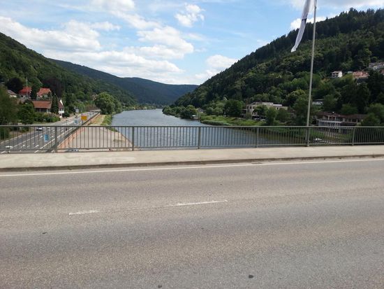 Blick von der Neckarbrücke in Eberbach stromaufwärts Richtung Heilbronn und Stuttgart. Die erste Zeit fuhr ich auf der rechten Neckarseite auf diesem Foto dahin. Geographisch gesehen ist es ja die linke Seite, da es  stromaufwärts geht.