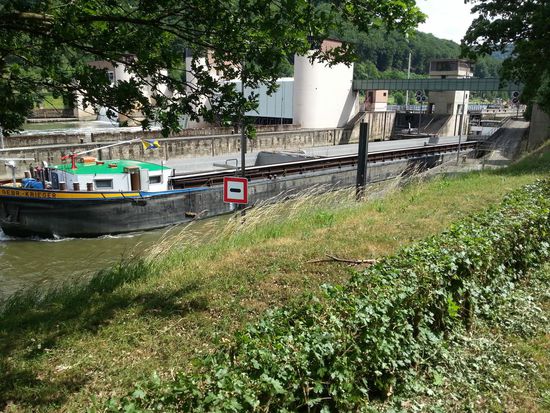 An der Staustufe bei Rockenau verläßt gerade ein Frachtschiff die Schleusenanlage in Richtung Heidelberg/Mannheim.