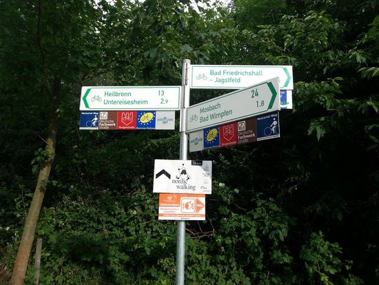 Heilbronn in 13 km Entfernung böte sich zur Zimmersuche an, da es inzwischen 18:24 Uhr war.