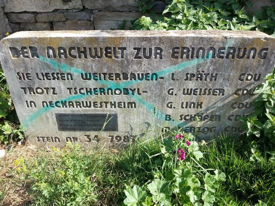 Als Radtourist, der in diesem Reisebericht verschiedene Landschaftszüge in Wort und Bild dem Landschaftsgenießer vorstellen will, verzichte ich bei diesem und dem nächsten Bild auf jegliche politische Wertung, sondern möchte diesen Gedenkstein mit dem vergrößerten Zitat am Fuße des Steillage-Weinbergs nur als kleinen Zwischenhalt der dreieinhalbtägigen Radtour darstellen. Gemeint ist das vorher gezeigte Atomkraftwerk in Neckarwestheim.