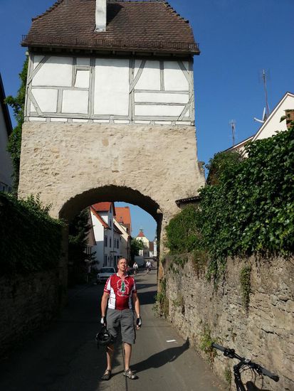 Vor dem Neckartor in Kirchheim. Gut 100 m weiter gab's trotz Begleitung von vier weiteren erfahrenen Fernradlern einen klassischen Verfahrer, da wir ein schlecht postiertes Radweg-Hinweisschild nicht bemerkten. Die Bemerkung einer der vier temporären Mitradler: "im Zweifelsfall geradeaus" war die Grundlage für einen kapitalen Zeitverlust von etwa fünf Minuten .