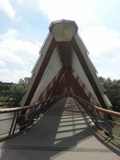 Dieselbe Brückenkonstruktion führt hier über den Neckar und wird vom Brückenteil über die Rems nur durch die trennende Landzunge unterbrochen, auf der sich ein Restaurant befindet.