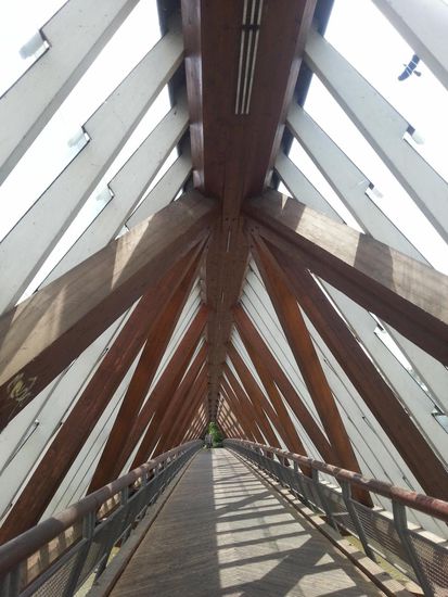 Da ich auf der anderen Seite des Neckar-Brückenteils nachsehen wollte, ob es dort für mich auch in Richtung Stuttgart - Bad Cannstatt weiterging, bin ich kurzerhand über die Brücke gefahren. Ich hätte zwar einen ungeplanten, regionalen Abkürzer über's Land in Richtung Plochingen nehmen können, kehrte aber wieder auf die linke Neckarseite zurück, da ich diesen nicht komplett verlassen wollte.