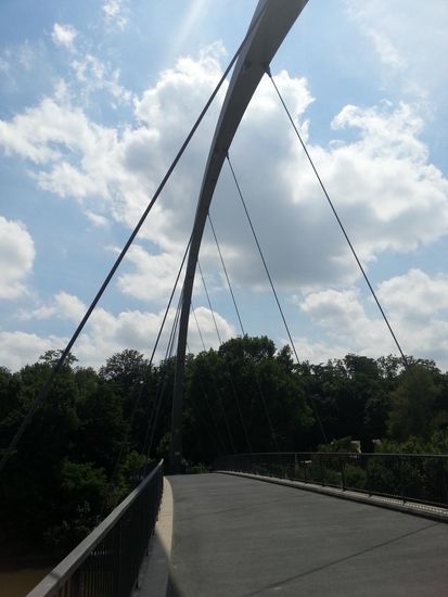Etwas weiter neckaraufwärts, auf diesem Steg, näherte sich dann ein (leeres) Lastschiff mit einem originellen Namen.
