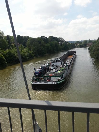Es handelt sich dabei um die "Bayerischer Wald", über die ich gerade beim Verfassen dieses Textes über eine Suchmaschine erfahre, daß man darauf mittels einer Gästewohnung auch als Privatperson mitfahren, also einen Spezial-Urlaub verbringen kann. Wär mal etwas anderes...