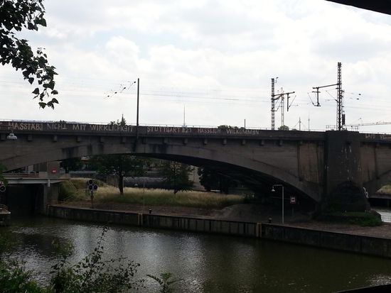 Die große Eisenbahnbrücke bei S - Bad Cannstatt ist erreicht. Von links kommen die Züge aus Richtung Ulm, rechts ist es nicht mehr weit zum Hauptbahnhof Stuttgart. Eigentlich wäre mein Mindestziel erreicht und ich könnte meine Rückreise per Zug nach Hause antreten.
Aber bei dem Top-Radlwetter ziehe ich gerne die Tourverlängerungs-Option über die Schwäbische Alb und weiter nach Neu-Ulm aus der Tasche und WEITER GEHT'S !