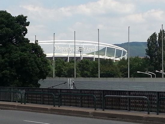 Von einer Straßenbrücke ein erster Blick auf die Mercedes-Benz Arena, die Heimat des VfB Stuttgart.