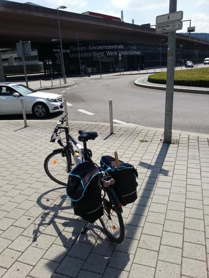 und die Daimler Konzernzentrale mit Werk Untertürkheim. Dort und in obigem Museum hatte ich vor wenigen Jahren schon mal eine Führung.
Prädikat "Höchstinteressant"
