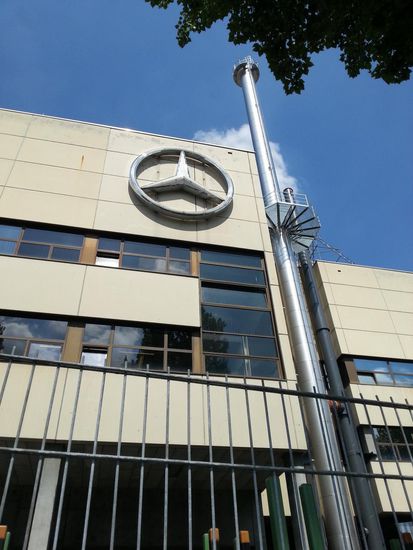 Zurück am Neckar-Radweg ging es einige Zeit lang direkt an den ausgedehnten Produktionsanlagen der Marke mit dem Stern entlang.