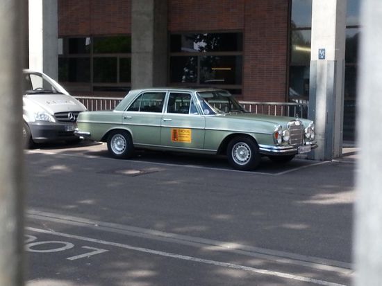 Auf dem Werksgelände ein schmucker alter Benz, der einer Fremdfirma gehörte. Mit vier Ringen oder einem weiß-blauen Rotor auf dem Kühlergrill wären die Aufträge vom Stern bestenfalls dünn gesät. Aber so dürfte man gute Karten im Vergabepoker haben...