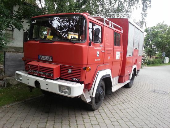 Nein, kein Feuerwehreinsatz in Eschenbach ! Der gerade am Fahrzeug anwesende Eigentümer erklärte mir, daß er das Gefährt zu einem privaten Wohnmobil umgebaut habe.
Man sieht auch deutlich, daß die beiden Blaulichter demontiert sind. Vielleicht bekommt er dennoch ab und zu etwas schneller Vorfahrt eingeräumt.