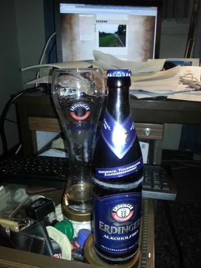 Bergfest in vier Akten. Im Hintergrund der Monitor mit dem Bild vom Gairenbuckel zurück in die Niederungen.