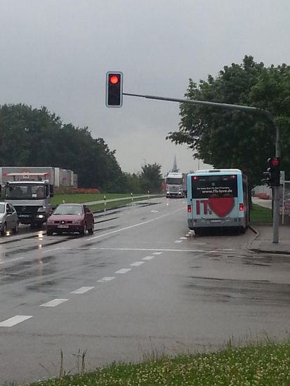 Bei Jungingen der Lichtblick des Tages:
Über dem Dach des entgegenkommenden LKWs schimmert im Hintergrund die Turmspitze des Ulmer Münsters.