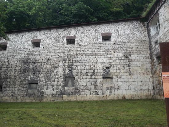 Nach einem längeren Gefälle aus Richtung Jungingen passiert man gleich hinter der Stadtgrenze von Ulm noch die Untere Gaisenbergbastion, die von 1843 bis 1858 errichtet wurde.