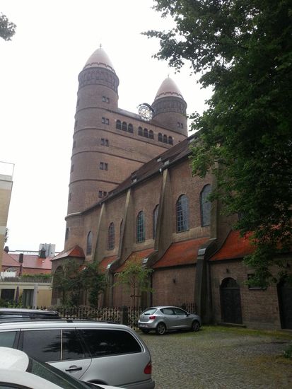 Kurz darauf erscheint dann die evangelische Pauluskirche mit ihrem markanten Doppelturm.