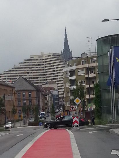 Nochmals die Turmspitze des Ulmer Münsters im Hintergrund. Diesmal von der Zufahrt zum Bahnhof Neu-Ulm aus gesehen. Dieses Foto entstand gerade noch aus dem Umstand, daß ich infolge einer Regenpause das Handy ohne Gefahr eines Wasserschadens auspacken und aktivieren konnte.
