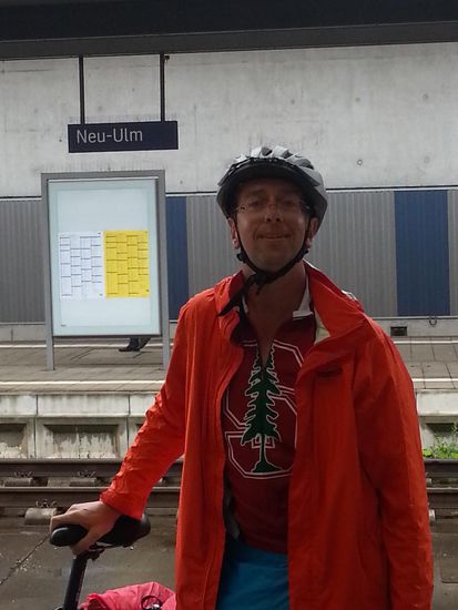 Am Bahnsteig in Neu-Ulm noch im Radl-Regen-Gewand.