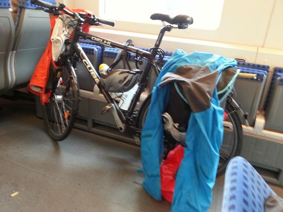 Im Zug hab ich dann meinen Drahtesel noch als Wäsche-Ständer benützt, damit alles schön abtrocknen konnte.
Und so kam ich endlich doch noch dazu, in aller Ruhe meine Wurstsemmeln und Süßgebäcke, die ich morgens gekauft hatte, als verspätete Brotzeit zu genießen.