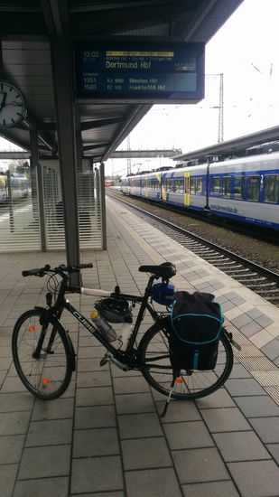 Umsteigeaufenthalt im Bahnhof Rosenheim. Mein Eurocity 114 von Klagenfurt über Köln Hbf nach Dortmund Hbf wird mit wenigen Minuten Verspätung angekündigt.