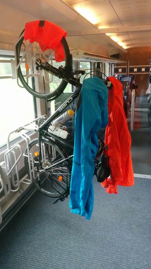 Im Radabteil hängt nicht nur das Rad, sondern auch die Regenkleidung zum Trocknen - hatte ja min. 7 Stunden Zeit dazu...D