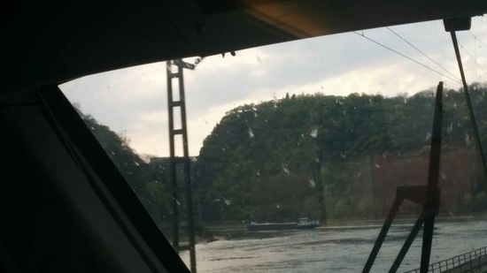 "Ich weiß nicht, was soll es bedeuten...?" - Der Loreleyfelsen aus der Führerstandsperspektive hinter der Glasabtrennung des Steuerwagens.