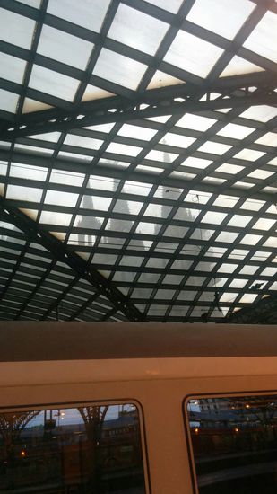 Ankunft in Köln: Der Dom schimmert bereits durch die Glasdachkonstruktion des Hauptbahnhofes.