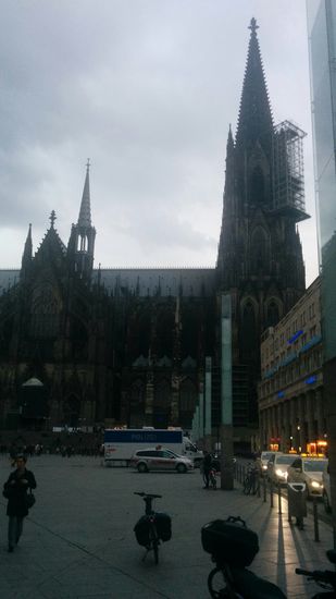 Der Kölner Dom vom Bahnhofsvorplatz aus
