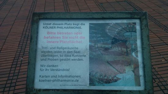 Zw. Dom und Hohenzollernbrücke: Während ich passierte, war gerade Konzert bzw. Probe, da mehrere Securities den Zugang auf den Platz verwehrten.