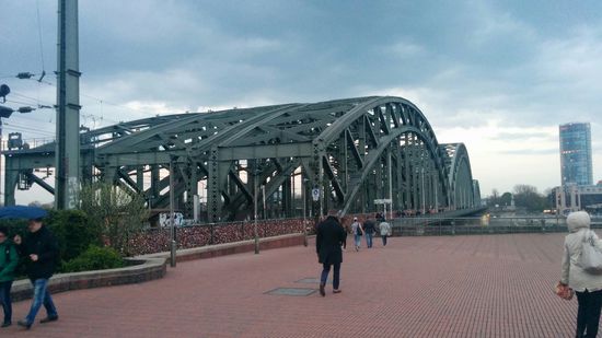 Die mächtige Hohenzollernbrücke über den Rhein...