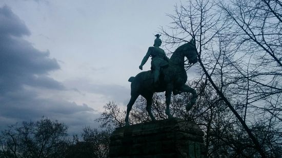 mit einem von vier Reiterstandbildern an den Stirnseiten
Hier: Kaiser Wilhelm I. (Südseite, rechtsrheinisch)