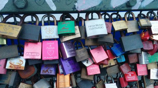 und vielen Vorhangschlössern von verliebten Paaren,...