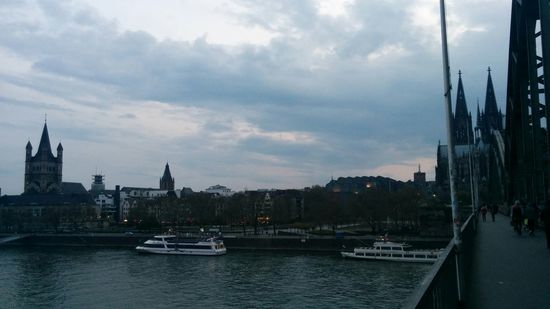 Blick zurück auf die linke Rheinseite mit den beiden Domtürmen rechts und der Kirche Groß St. Martin am linken Bildrand.
