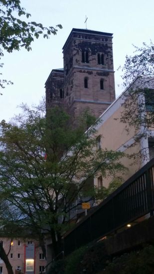 Die beiden Kirchtürme von St. Heribert (auch "Düxer Dom" genannt) im rechtsrheinischen Stadtteil Köln-Deutz fast in Steinwurfweite meiner Unterkunft für die Nacht vor dem Beginn der eigentlichen Radferntour.