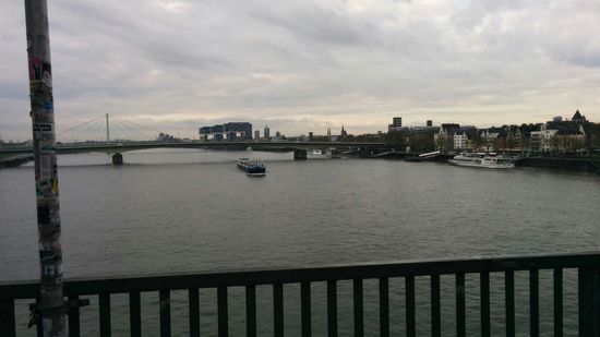 Vom Startpunkt aus im Hintergrund sichtbar die mächtigen sog. "Kranhäuser", ein neues Wahrzeichen Kölns. Etwas dahinter ging's für mich weg vom kurzen Stück Rheinradweg nach rechts über die Schönhauser Str. zur Brühler Str. und über diese Ausfallstraße heraus aus der Großstadt, die einem Radfahrer, der weit fahren will, nur Zeit und Nerven mit dem übrigen Verkehr abverlangt. Nur gut, daß meine Route raus in die offene Prärie recht einfach gestrickt war und ich bald "Tschüßßß Kölle" von mir geben konnte.