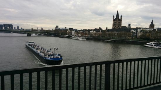 Laut Foto-Zeit um 8 Uhr 59 Minuten und 59 Sekunden einen Rheinschiffer am offiziellen Startpunkt über der Rheinmitte untendurch passieren lassen und dann aber rein in die Pedale, denn schließlich war ja vorgebucht und der Weg noch weit. Rechts im Bild nochmals Groß St. Martin.