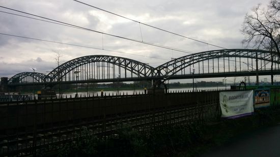 und die bauähnliche, aber nur zwei- anstatt sechsgleisige Südbrücke und einen Häuserblock weiter geht's rechts weg vom Rhein...