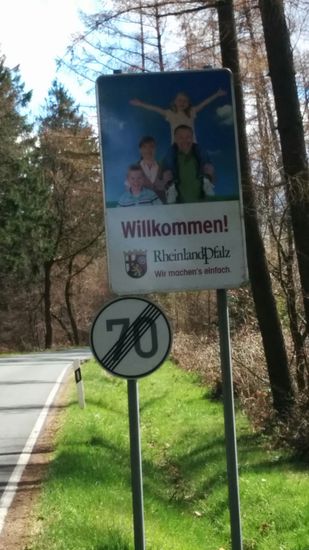 "Grenzübergang" von Nordrhein-Westfalen nach Rheinland-Pfalz bei Falkenberg.
Der Gegen- und Seitenwind ließ sich deshalb auch nicht beirren und spielte - noch dazu hier auf der Höhe - weiterhin sein bremsendes Spiel mit mir. In Bezug auf das Schild haben die es mir nicht einfach gemacht. Von wegen "Willkommenskultur" ...