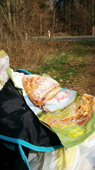 Zur Zwischenstärkung ein Süßgebäck in Form einer Kirschtasche auf der Gepäcktasche  von einer Brotzeitbude noch vor Euskirchen - also lange Zeit spazierengefahren.